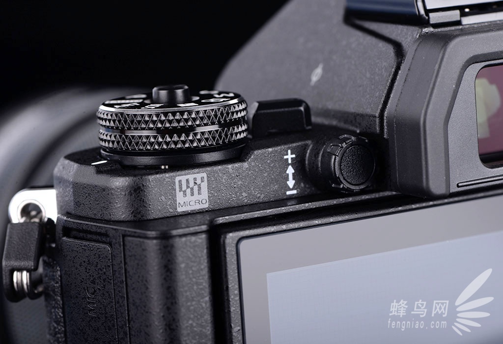 奥林巴斯om-d e-m5 mark ii的模式转盘比前代更厚