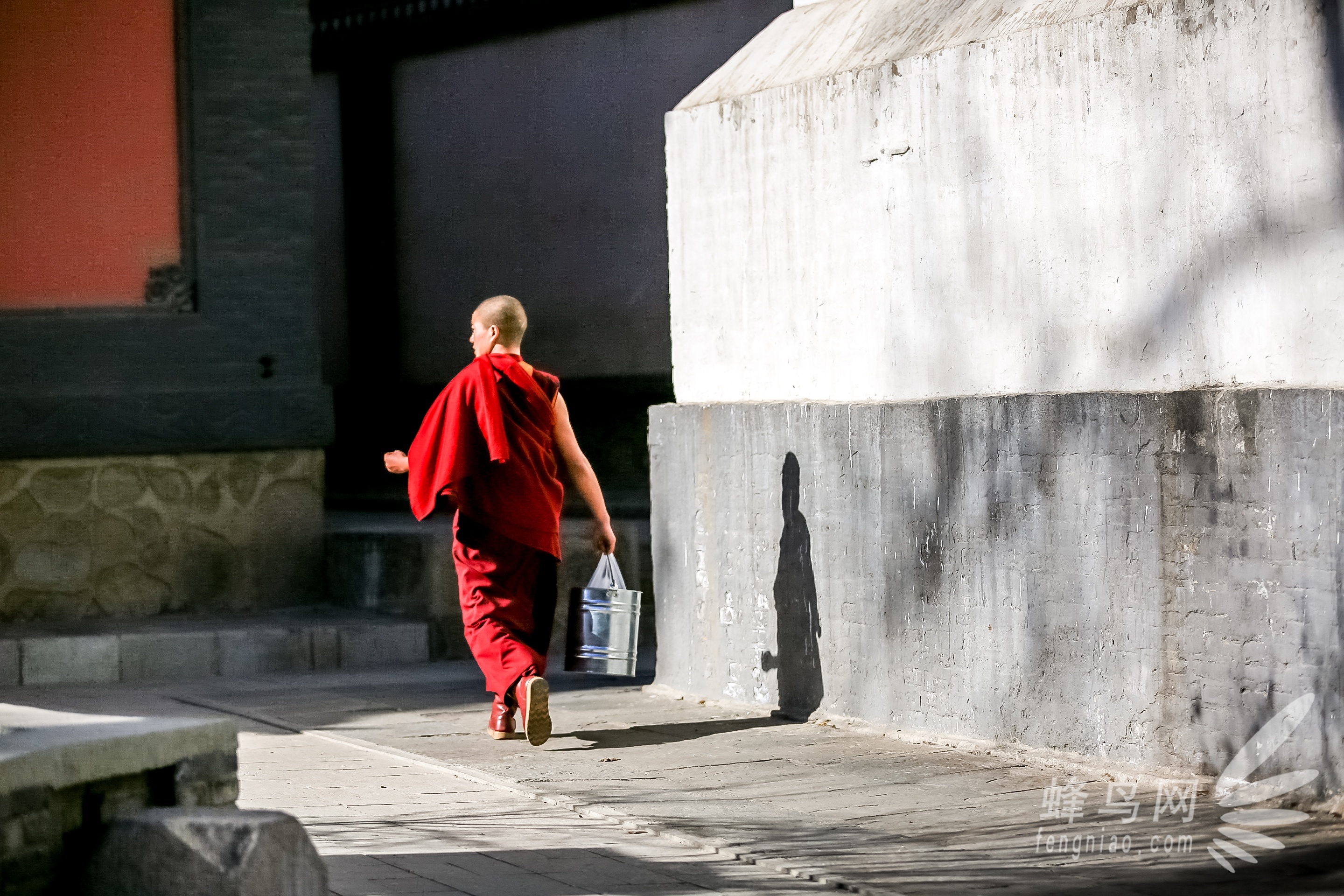 初入宗教场所,探访西宁塔尔寺 说道西宁,就得给大家介绍一下啦。西宁是青海省第一大城市,亦是整个青藏高原最大的城市也是青藏高原人口唯一超过百万的中心城市,移民人口达100万之多。 塔尔寺/聂子竣 塔尔寺/聂子竣 而我们此行的第一站便是位于西宁市区著名的塔尔寺。塔尔寺是中国西北地区藏传佛教的活动中心,在中国及东南亚享有盛名,也是中国藏传佛教格鲁派(黄教)六大寺院之一。 寺庙的建筑/聂子竣 旧时候的木头/聂子竣