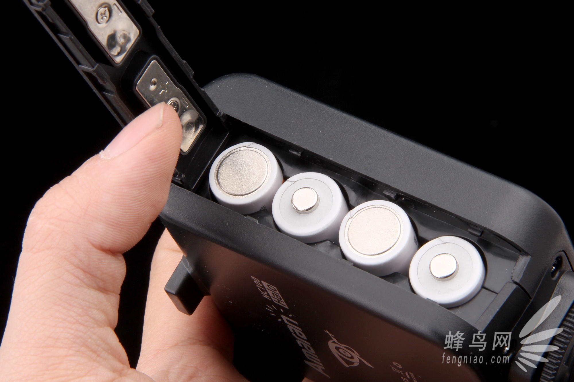 爱图仕hc100环闪电池仓外观