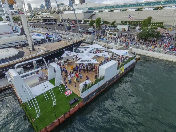 大疆创新在圣迭戈会展中心门口码头上搭建了露天开放式展区