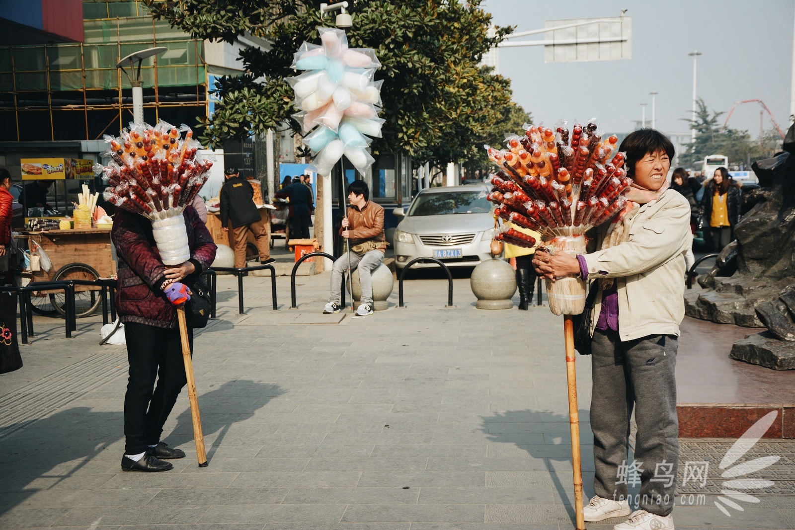 江汉关口卖糖葫芦的小商贩.