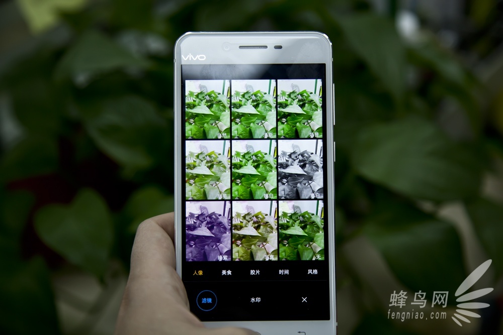 vivox6/plus手机发布_装装修 2015年11月30日晚,vivo在北京水立方召开新品发布会正式推出了旗舰新机vivo X6和X6 Plus,湖南卫视著名主持何炅担任本次vivo X6发布会主持人。 vivo X6/Plus手机发布 vivo X6机身正面配备了5.2英寸1080P Super AMOLED屏幕,加入了2.5D弧形玻璃。硬件采用了64位8核MT6752处理器,辅以4GB运行内存、32GB机身存储空间以及支持快充技术的2400mAh容量电池,同时支持触控式指纹识别技术。网