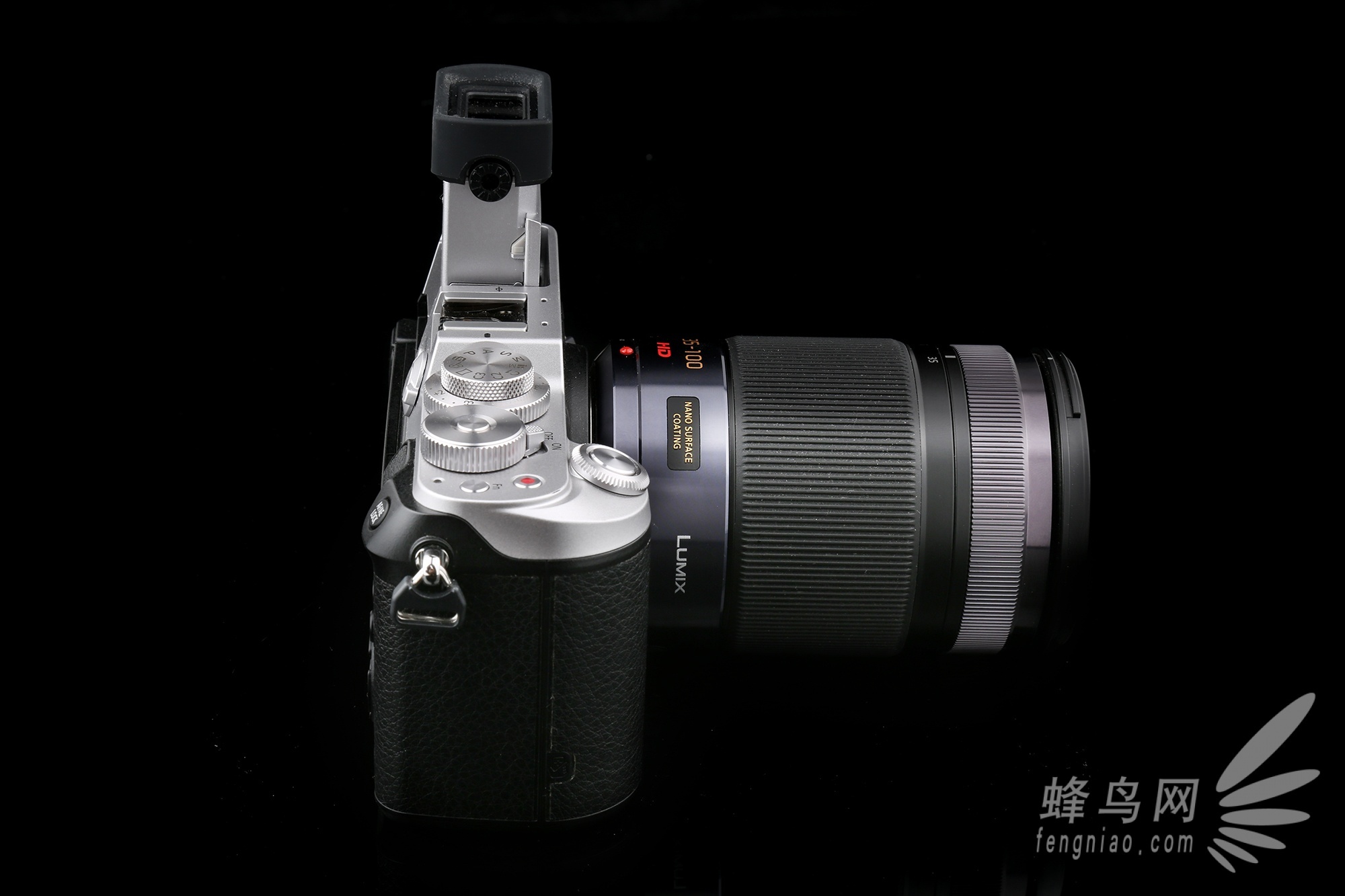 松下DMC-GX8做工精细、时尚大气 此次松下发布GX8主打升级后的图像传感器,再次仔细说明一下,松下GX8采用了一块全新的有效像素为2030万像素Live MOS影像传感器,相比松下GX7提升了大约400万像素,为了避免像素过于密集造成的画质下降,松下同时升级了维拉斯引擎,确保像素提升后的画质同样优秀。在采用更高像素的影像传感器后,方便使用者后期对照片进行裁切等处理。 松下DMC-GX8相机卡口及传感器 松下GX8使用了最新的2030万像素Live MOS影像传感器由于机身体积变大,松下GX8