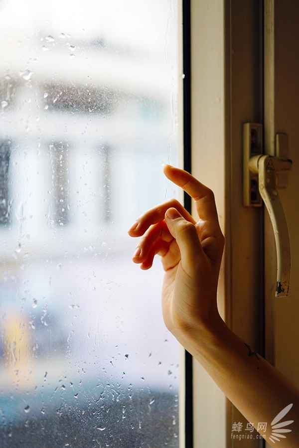 拍摄那天下雨,姑娘伸手去接雨水的时候,雨滴滴答在自己的手