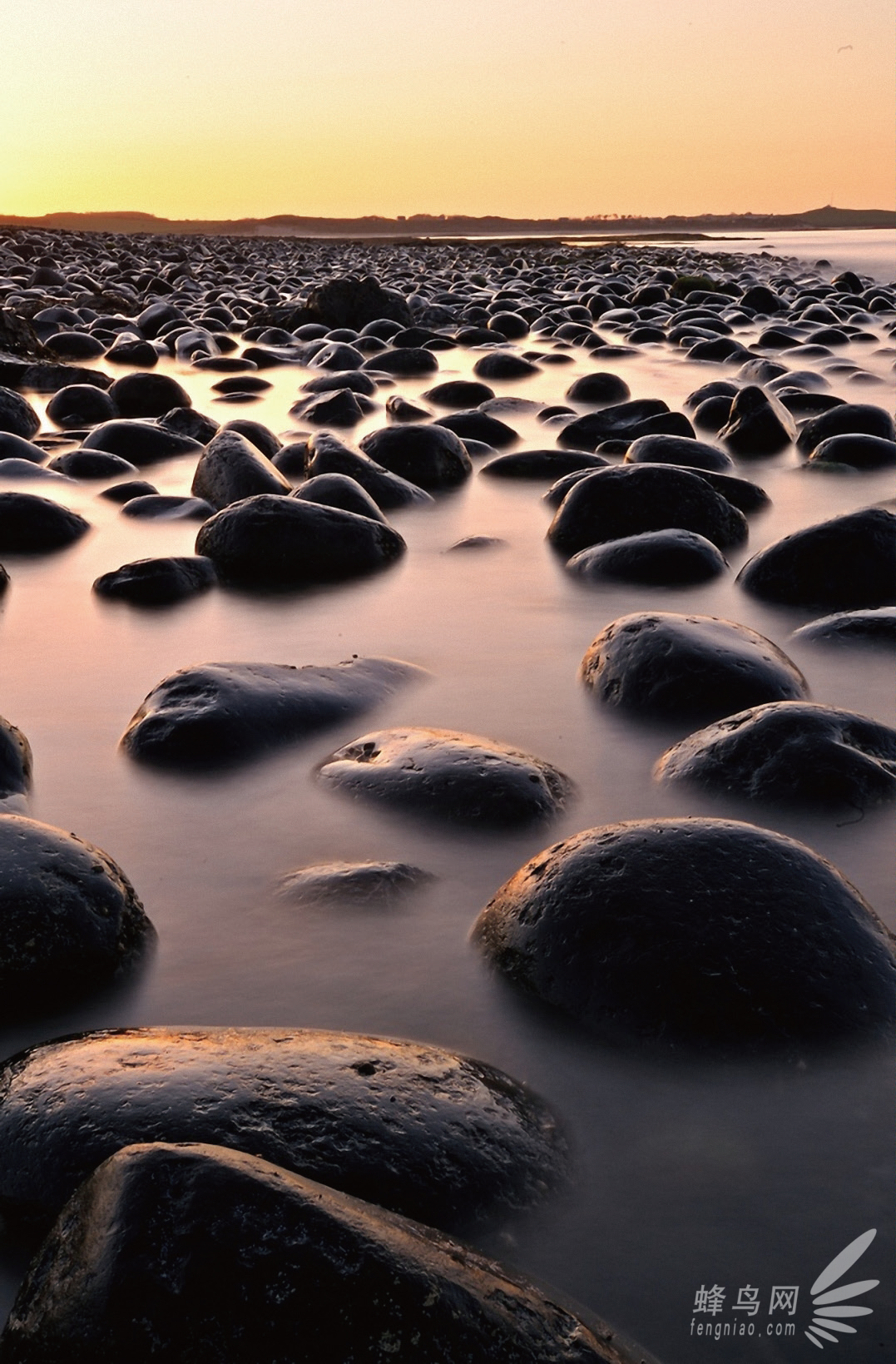 以河滩上的石头为元素,使其石头呈现为近大远小,画面节奏感,形式美感