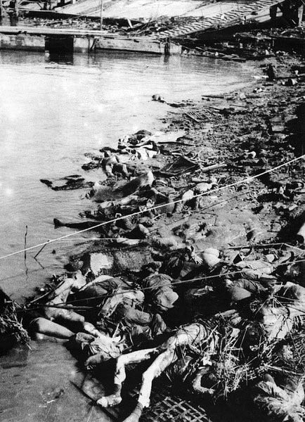 日军将被杀害的南京军民尸体投入长江