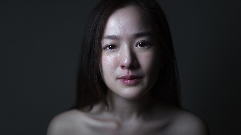 我喜欢上了一个女孩而我是她哥哥但我们没有血