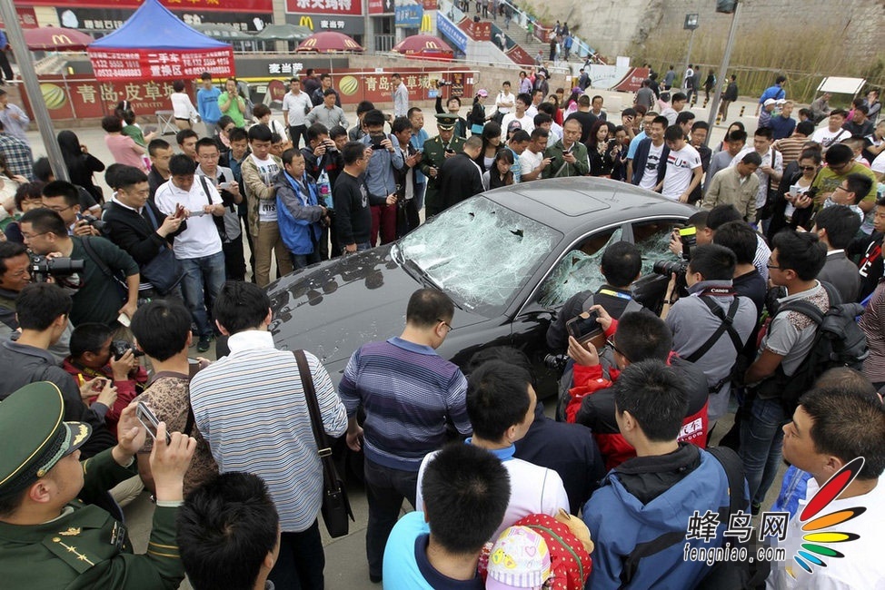 车主自砸玛莎拉蒂豪车 网民热议砸车行为 汽车频道 蜂鸟网 高清图片