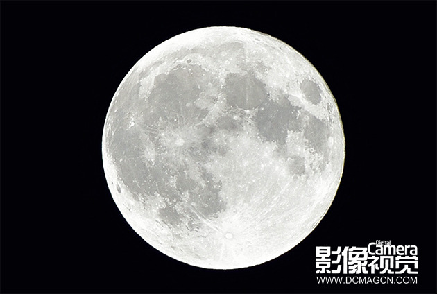 如何用D5200和70-300mm镜头捕捉完整的月亮