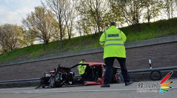驾驶员只轻伤 法拉利时速300爆胎撞毁 汽车频道 蜂鸟网高清图片