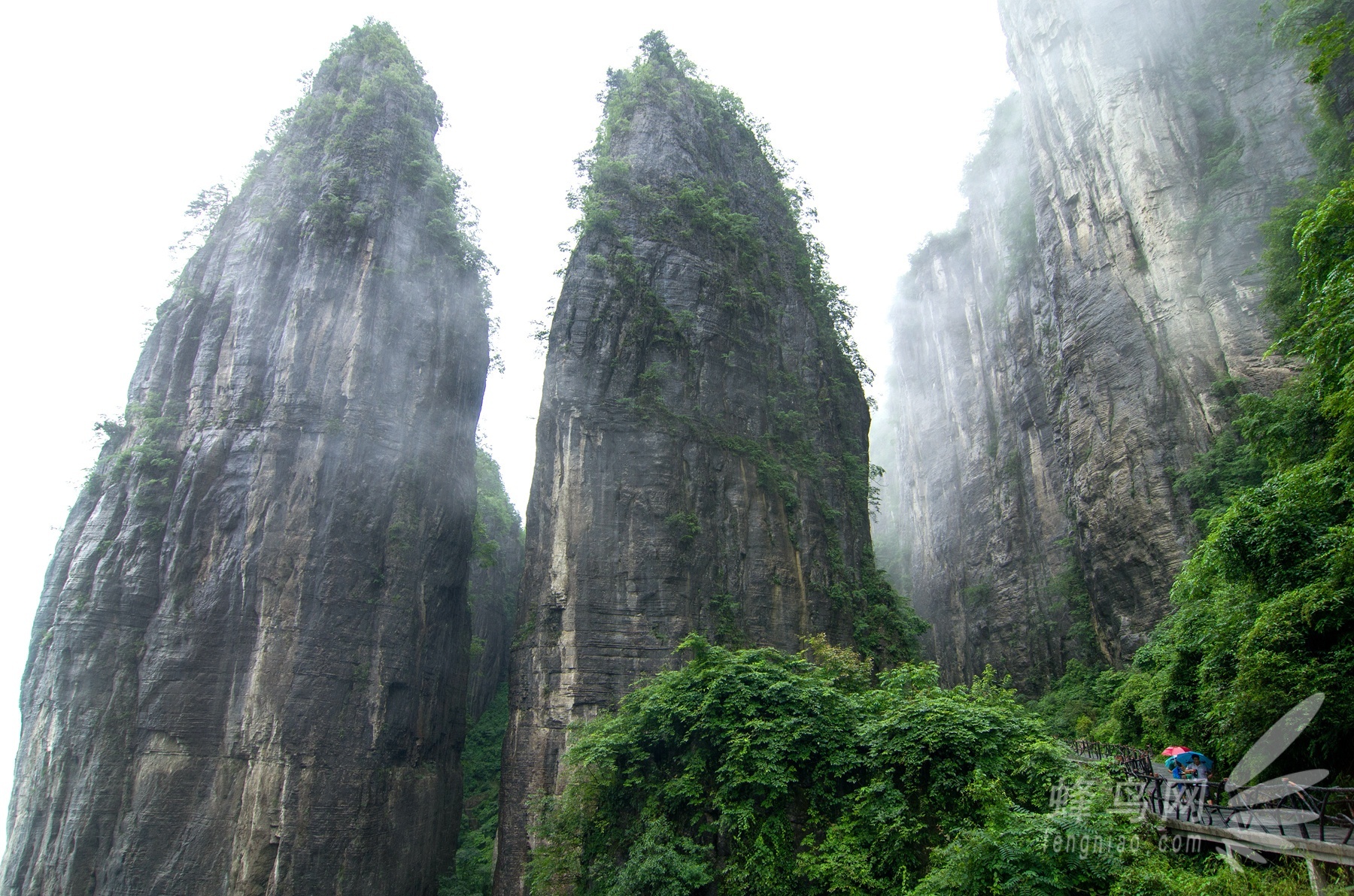 这两座山峰好似双胞胎姐妹