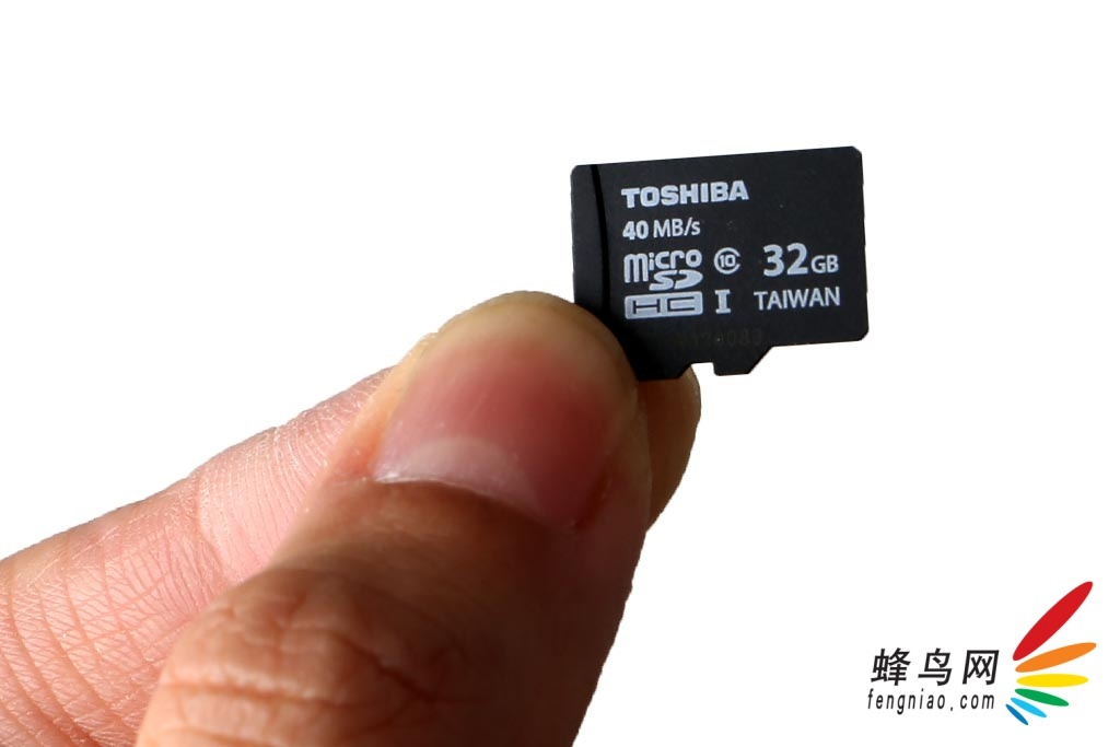 产品外观介绍 东芝给这款闪存卡的定义是玩转潮流 缔造我的领地,这点就在外包装盒上被体现出来了。和同时推出的高速micro sd闪存卡(SDHC/SDXC UHS-I Class10)一样,外形一改存储卡以往黑色基调为主的沉闷,采用白绿相间配色,包装和存储卡的色调也很搭,清新醒目给人眼前一亮的感觉。包装盒正面有读取速度40MB/s的标识,并且标注出存储卡耐X射线、耐水性能和耐冲击。 东芝高速micro sd存储卡包装盒正面 存储卡的背面标有该SD