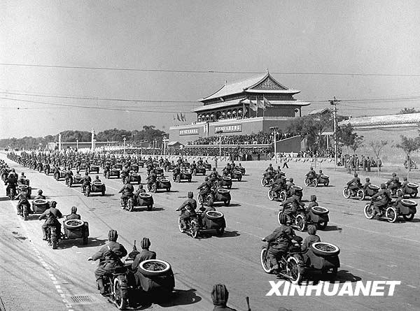 1953年10月1日,中国人民解放军火箭炮部队方阵通过天安门广场.