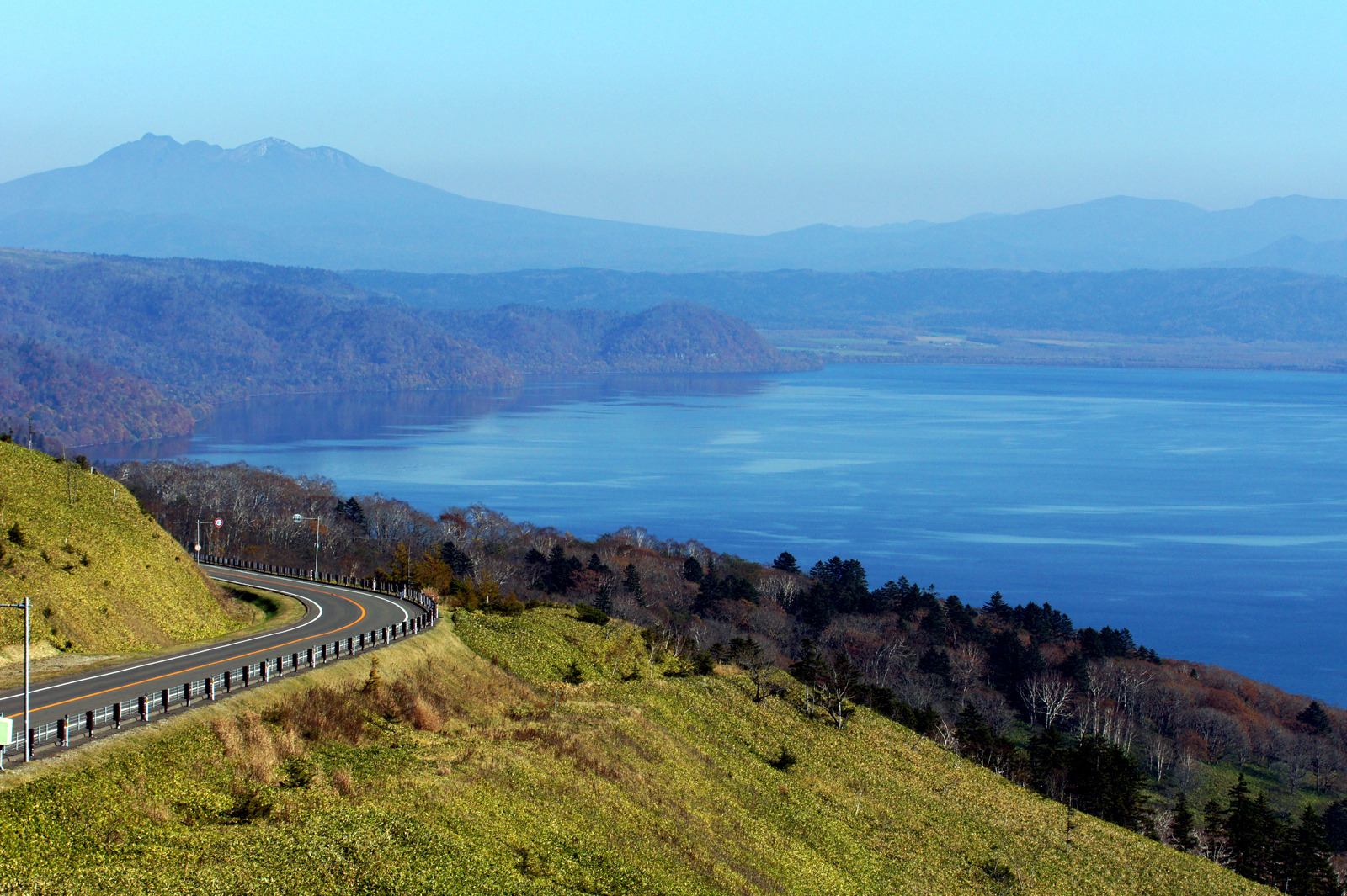北海道最大的湖泊附近,宁静的湖水呈现出漂亮的蓝色,周围的景色已是一
