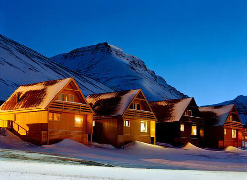 地球最北城挪威朗伊尔拍极光