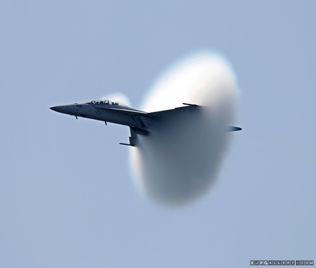 战斗机突破音障的瞬间:绽放诡异的美