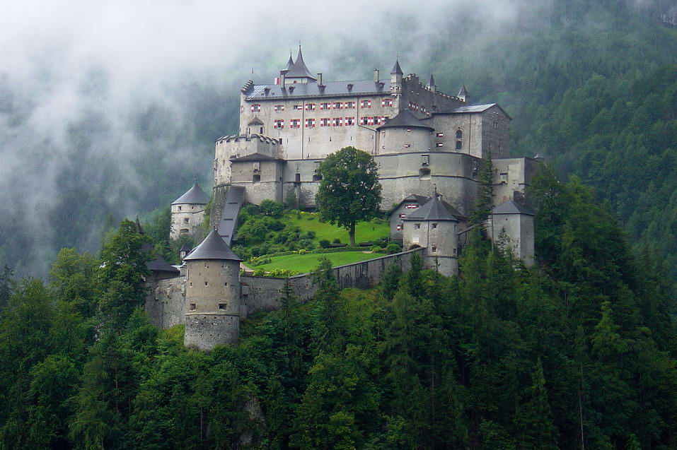 萨尔茨堡(奥地利)   这里冰雪覆盖的城堡和传统市场得到了众多游客