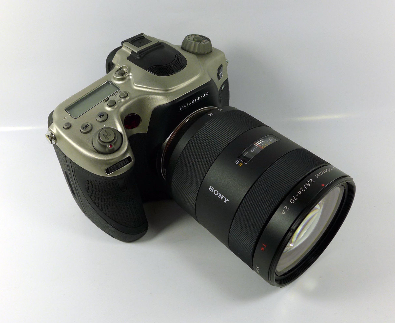 9999美元 首部哈苏hv单电套装拍出天价