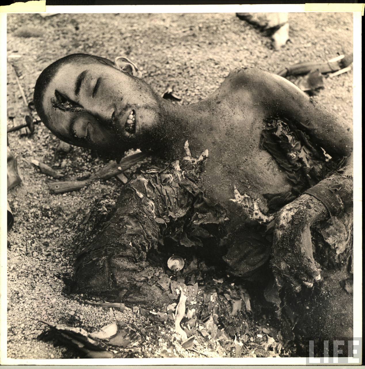 硫磺岛岸边日军尸体 1945年