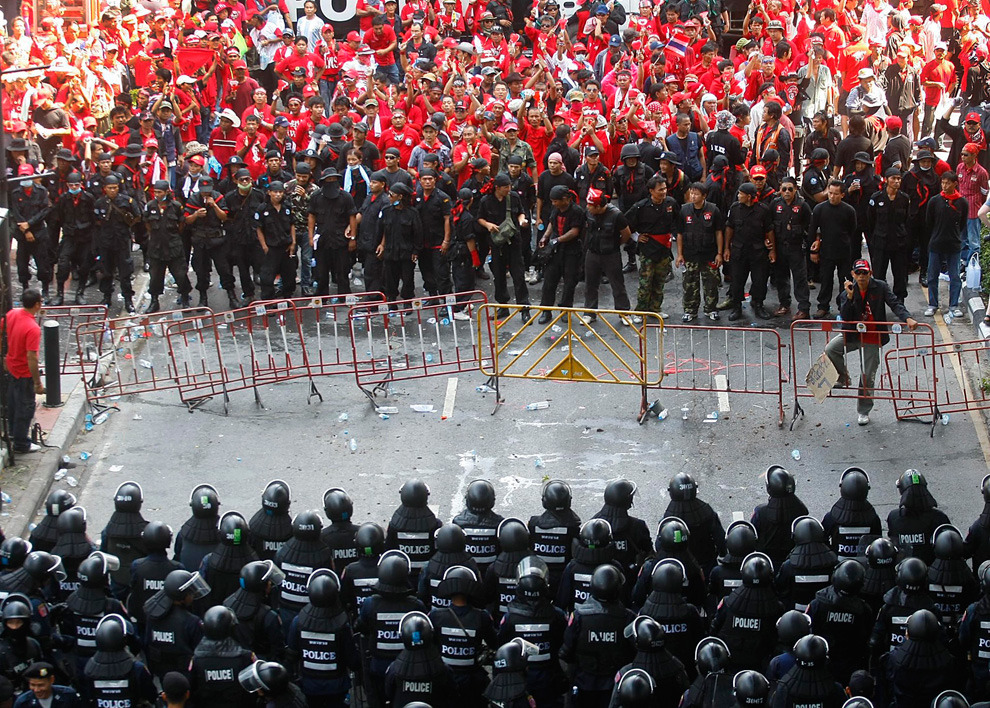 2010年4月6日泰国曼谷,红衫军与政府军在街头对峙
