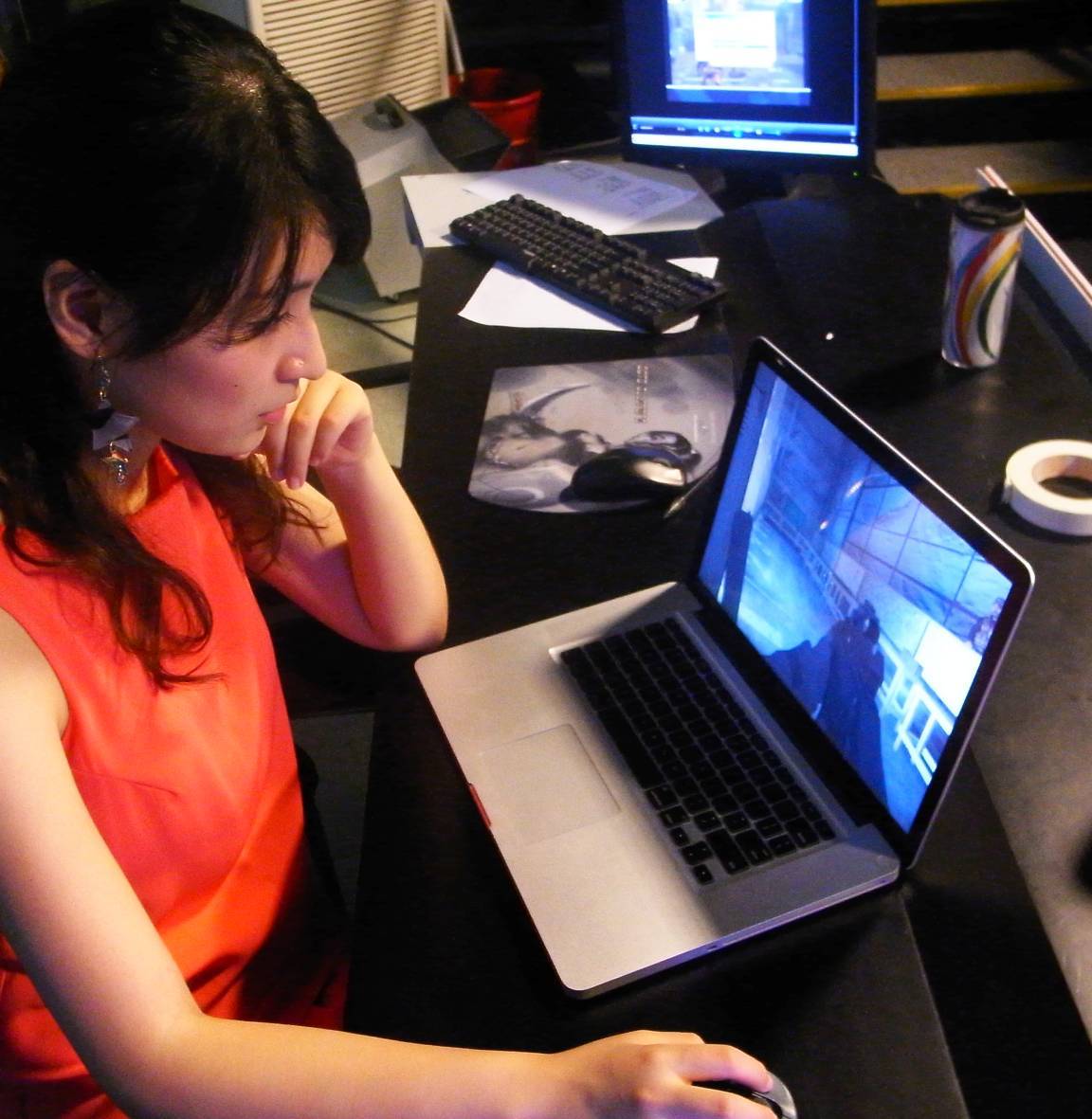 赵敏在玩《使命召唤》(照片提供:赵敏)